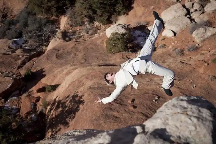 成年人,一个人,横图,俯视,室外,白天,风险,沙漠,峡谷,美国,仅一个男性