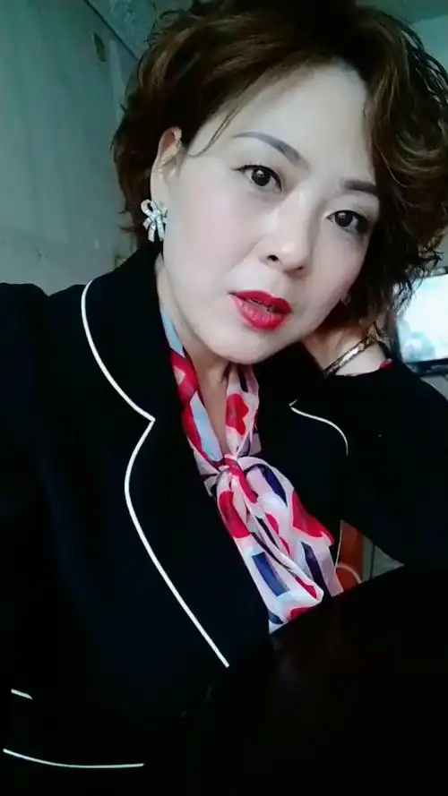 70后的老阿姨再来皮一下,不会跳舞,也不会唱歌,只能过下嘴瘾了