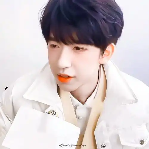 贺峻霖 特别喜欢贺儿笑起来露出的兔牙.