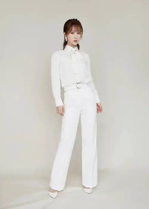 原创杨紫被嘲土肥圆身高167为何是时尚黑洞