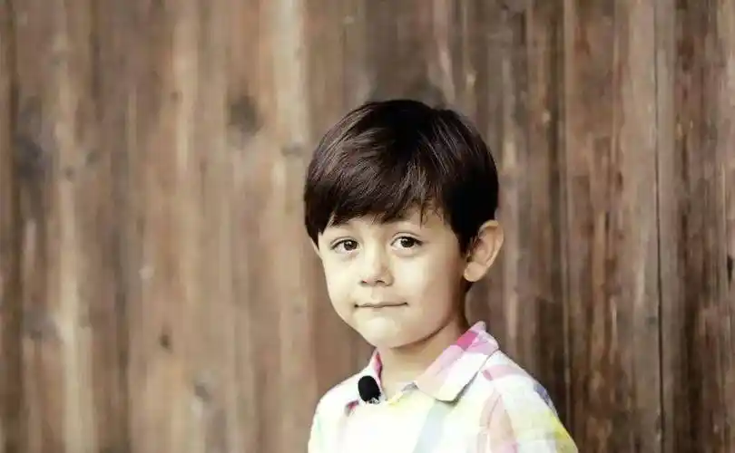 刘烨10岁儿子近照,五官时尚衣着朴素无星味,跟妈妈看老狼话剧_安娜_穿