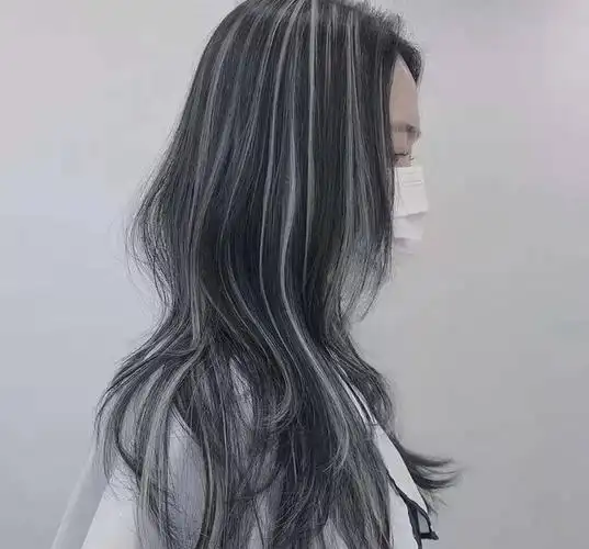 即使是有的头发不够黑,还专门将底色染成很蓝,再做这种花白挑