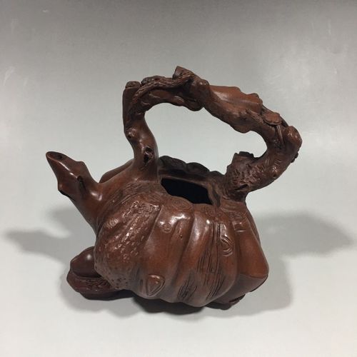 品名:寿桃提梁紫砂壶底款:陈国良15/13厘米320毫升泥料:朱泥