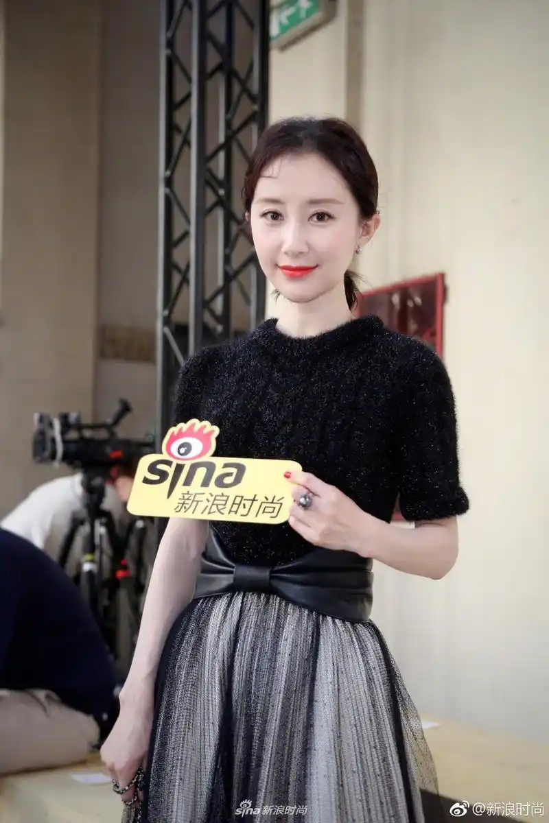 舒畅助阵philosophy大秀黑色丝绒长裙婉约又优雅