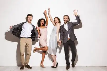 多人舞蹈一群开朗, 身着多种族的人一起跳舞孤立的白色背景照片