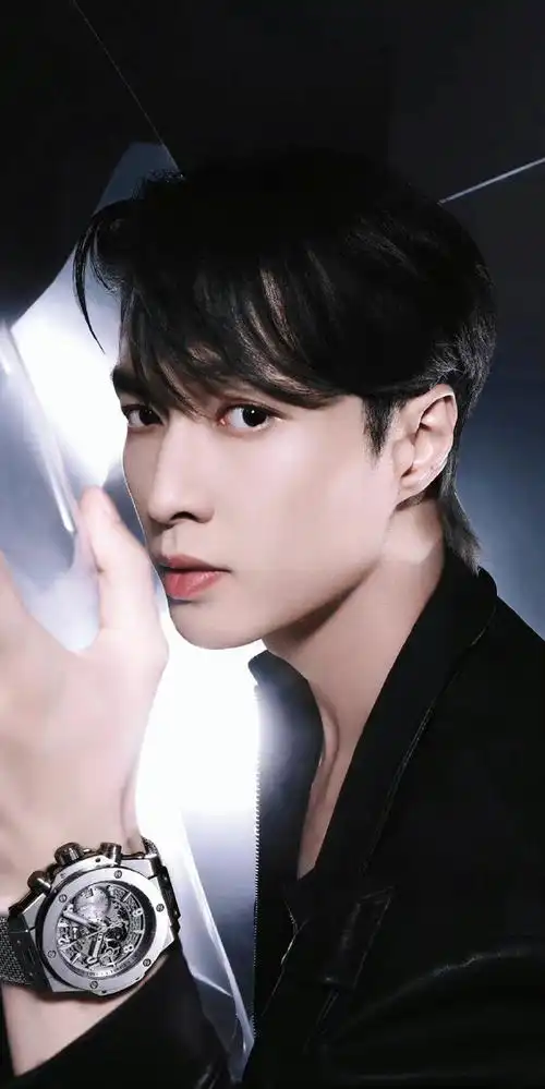 内娱狼尾头天花板#可盐可甜张艺兴,一人千面气质多变,不仅hold得住狼