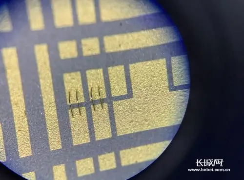 高倍显微镜下芯片上的键合线.长城新媒体记者 张艺萌 摄