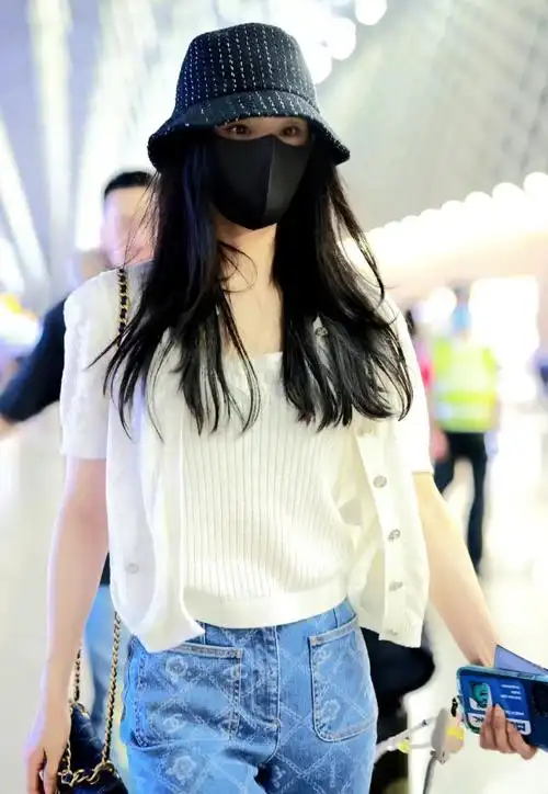 刘诗诗冒着危险去法国看秀!全身香奈儿惊艳机场,身材暴瘦好心疼