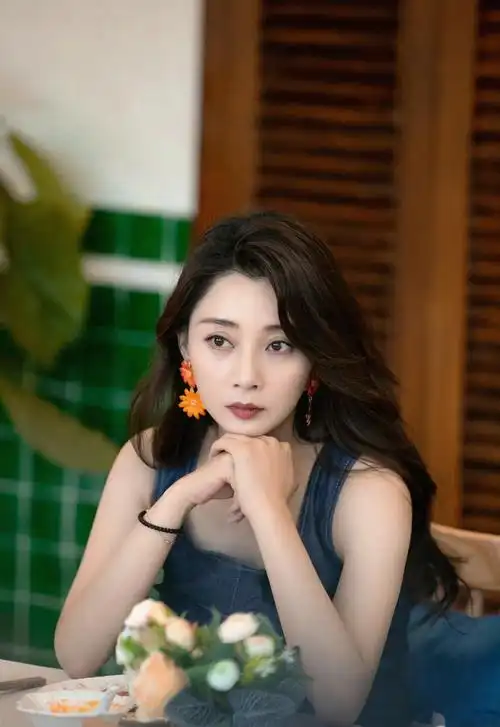 殷桃上综艺首秀,这发量让人羡慕,太美了