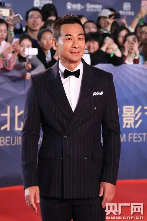 功夫明星赵文卓50岁身材还挺好穿简约白t还挺时尚