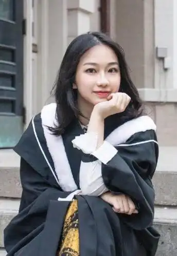 黄安仪还晒出了自己大学毕业的照片,她画着精致的妆容,穿着学士服