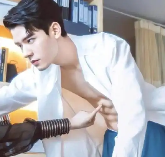 龚俊晒腹肌,网友直呼:原来漫画身材是真实存在的!