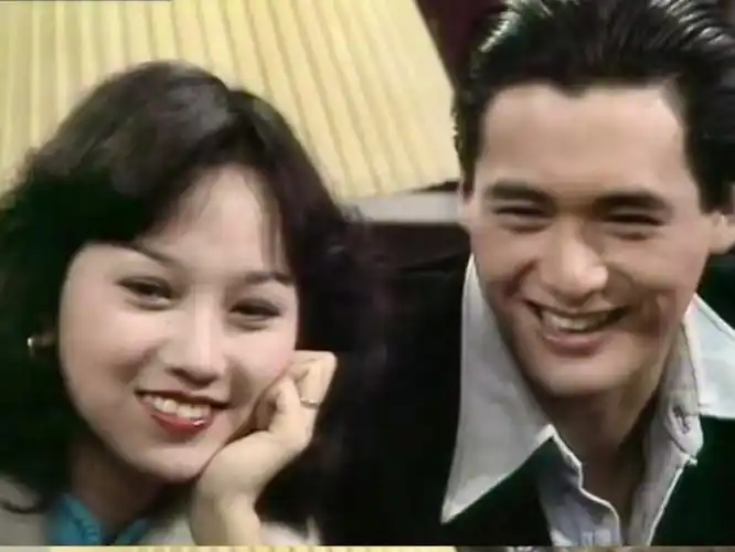 48年前,夕阳里抱着赵雅芝转圈圈的周润发,是"青梅竹马"这个词的具象化