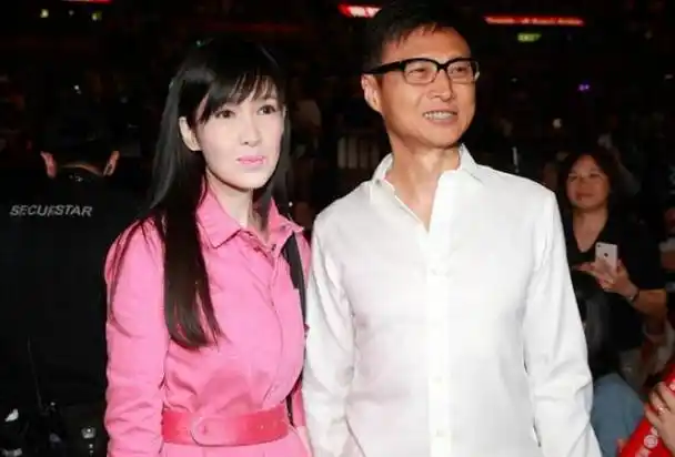 近日,娱乐圈掀起了一阵轩然大波,著名歌手周慧敏被曝与老公倪震离婚的