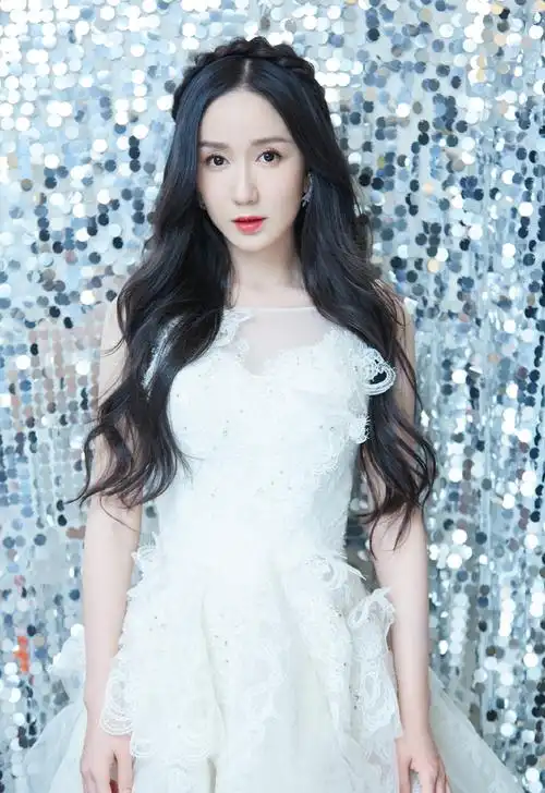 娄艺潇优雅性感写真图片13