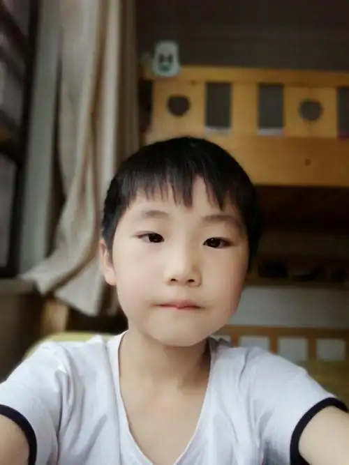 这些都是我自拍的,我是一个爱臭美的小男孩