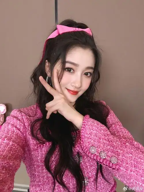 关晓彤穿粉色套装甜美可人 戴蝴蝶结卖萌似少女——上海热线娱乐频道