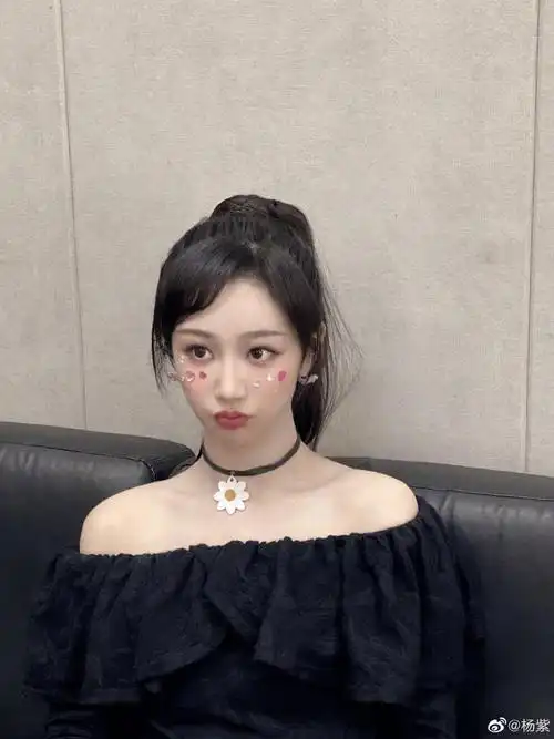 杨紫晒最新美照梳高马尾元气满满