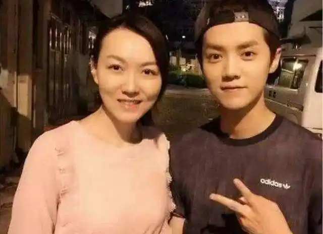 鹿晗晒跟妈妈合照,妈妈的颜值成亮点,网友:家里只有鹿晗最丑!