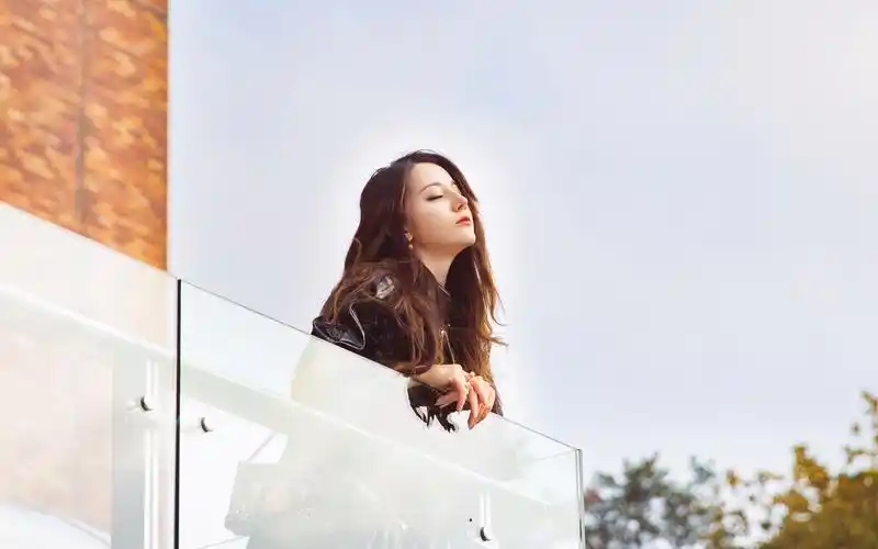 迪丽热巴皮衣性感高清桌面壁纸