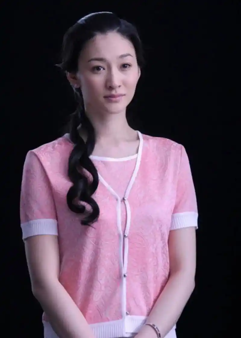 影视演员李小冉,生活中的一组照片. - 抖音