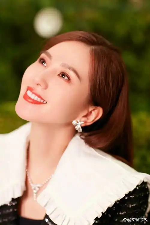 看着刘诗诗参加巴黎时装周的活动,以一身黑色的亮片短裙装出席,优雅