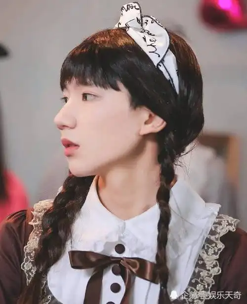 王源裹着棉袄录节目里面流苏裙太闪耀网友穿上好可爱