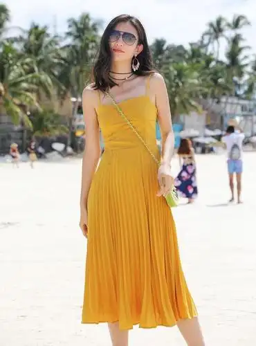 "黄色连衣裙"火了,夏天这样穿,"黄"的清新脱俗