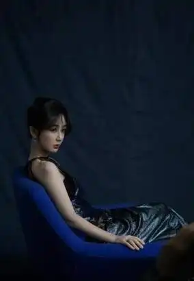 杨紫的穿搭,挂脖连衣裙露出内衣,美出新高度_时尚_设计_新造型