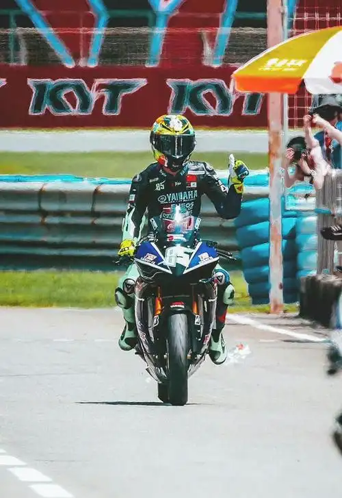 231228 风驰电掣,王一博头盔造型再掀热潮,粉丝齐呼"永远的85号"!