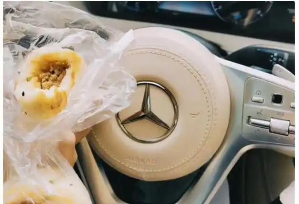 有些人会坐在车里吃东西或者假装打电话,目的只是为了晒豪车