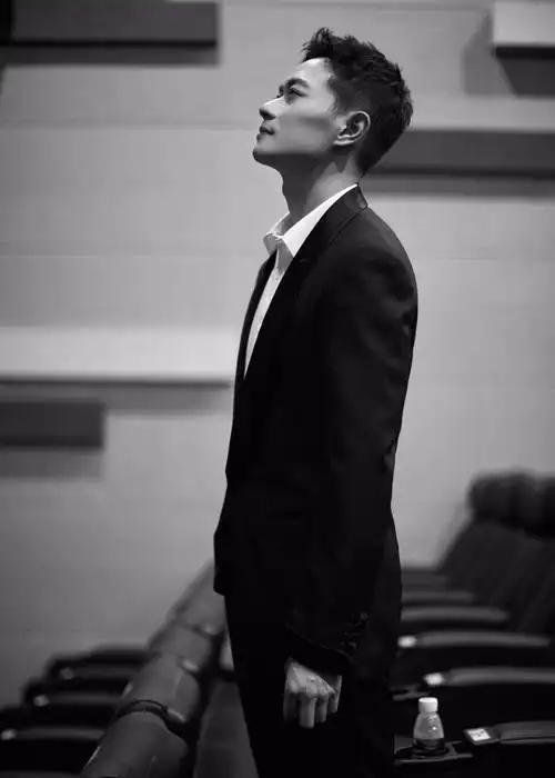 曹骏曝光黑白西装写真 光影流动中彰显绅士魅力(2)
