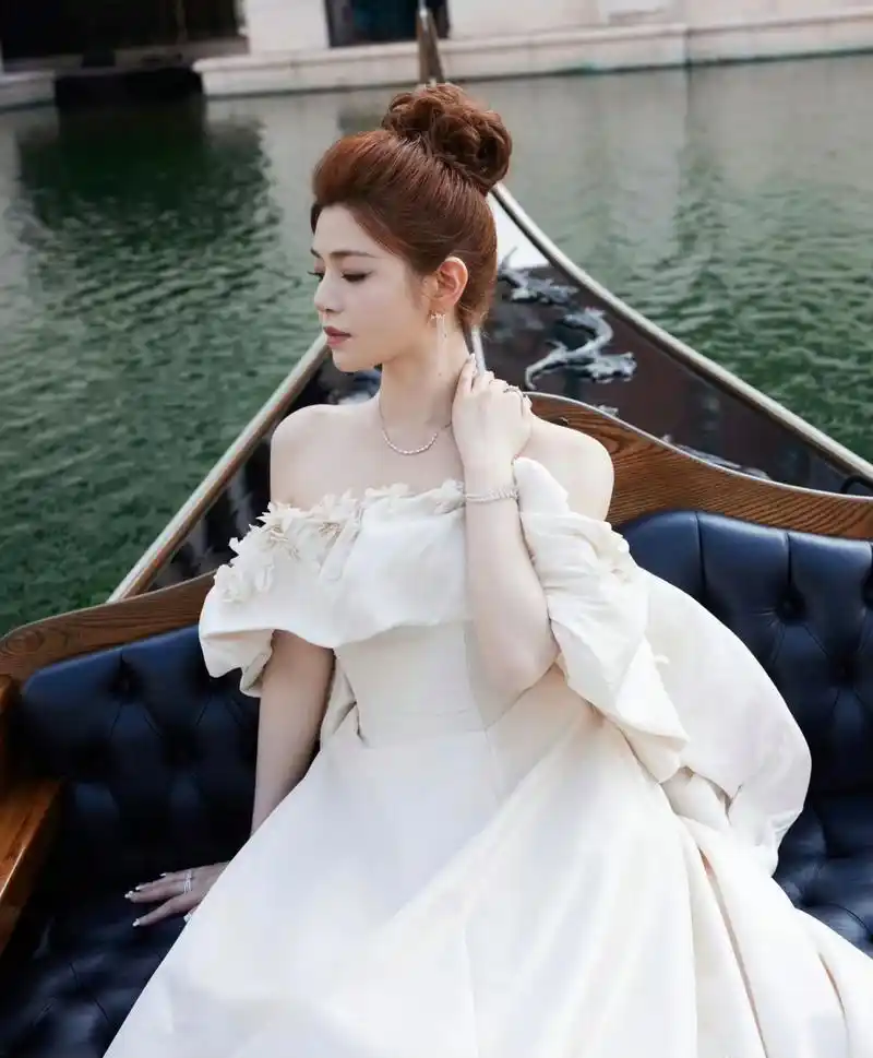 抹胸白色礼服,美的发光! 676767#陈妍希