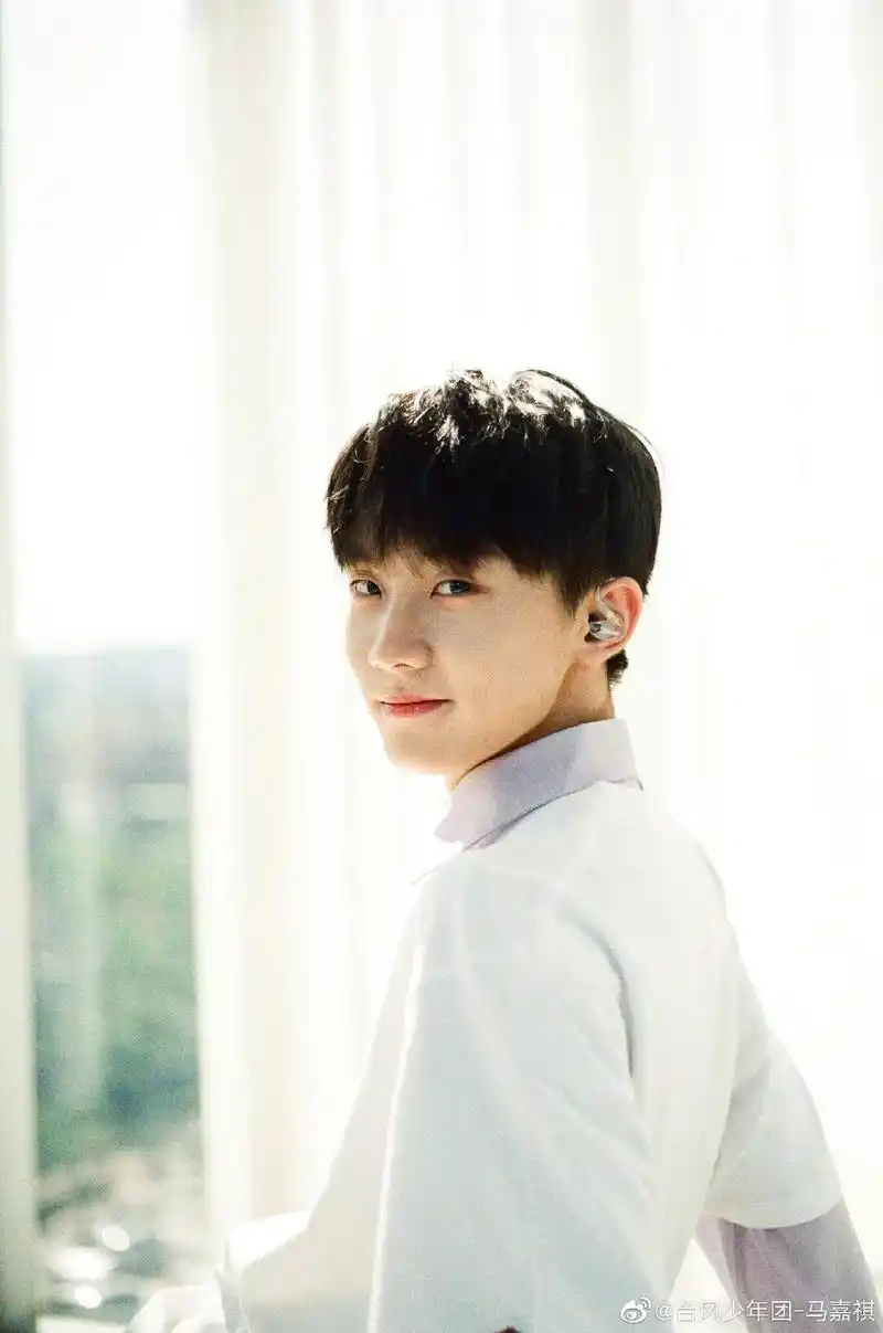 微笑,少年,草地……超级喜欢的一组图片#马嘉祺 - 抖音