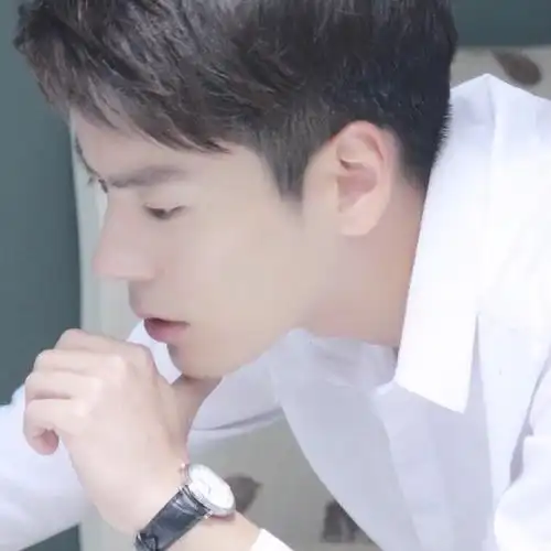 李挽忱 男头 侧脸 干净 温柔 白衬衫