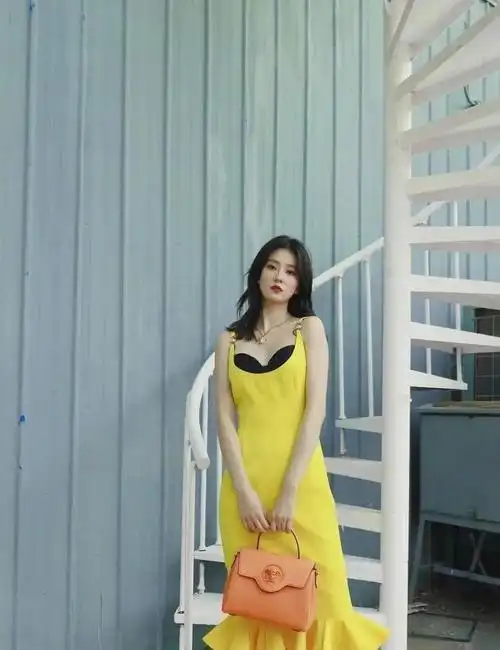 乔欣内衣外穿吊带裙不仅没踩雷瞬间化身性感天使