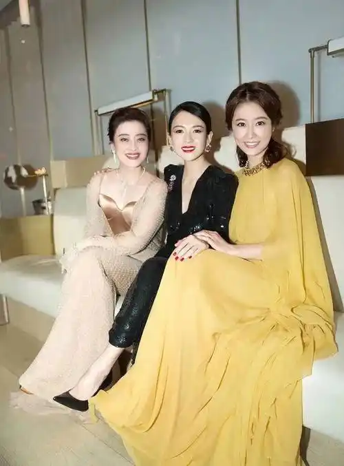 梅婷不愧是"大号水蜜桃",紧身裙半露又纯又欲,47岁照样与章子怡较劲!