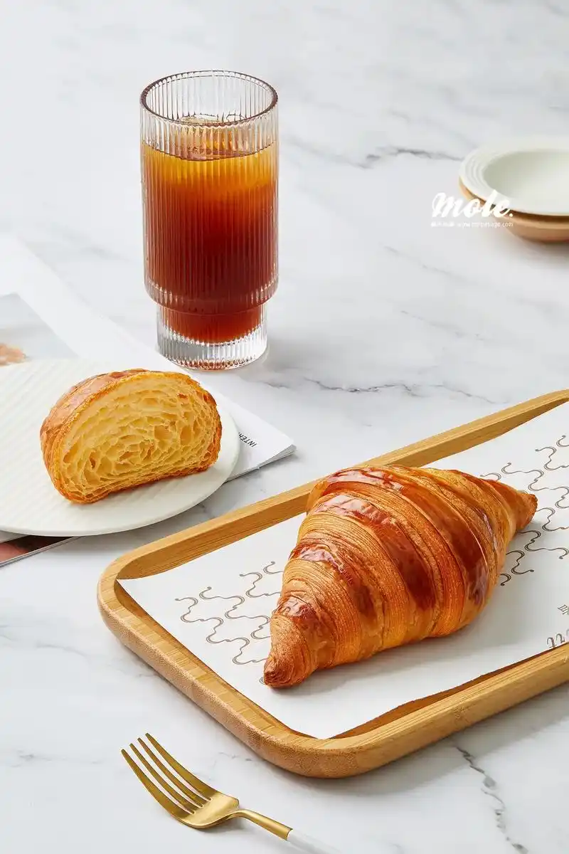 面包&蛋糕.拍过的最漂亮的牛角包#美食摄影 #商业摄影 #烘 - 抖音