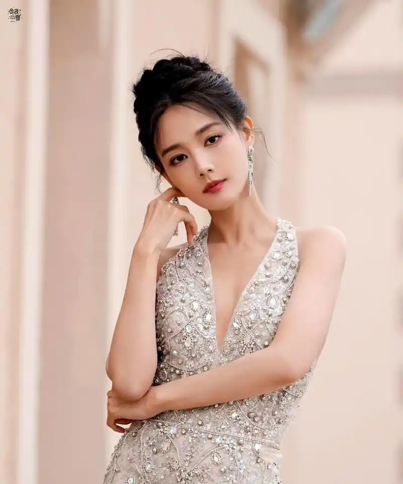 李一桐的容貌越来越出色,身材也十分迷人.