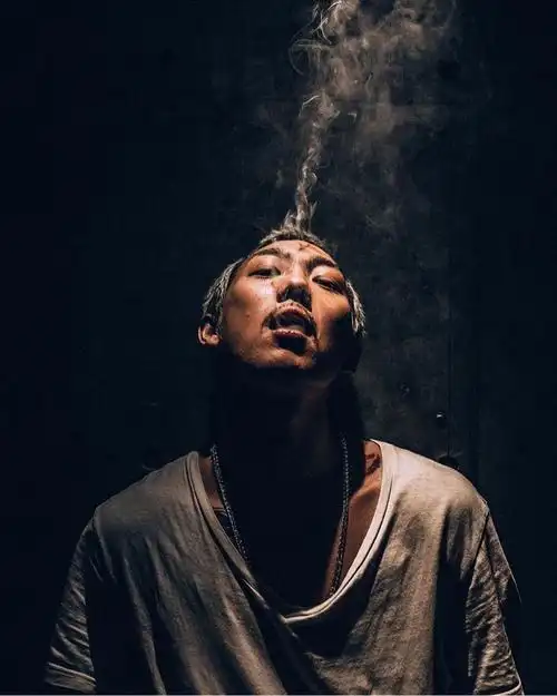 音乐中充满凶狠劲与感染力被评入"25位最好的日本hiphop艺人"dough