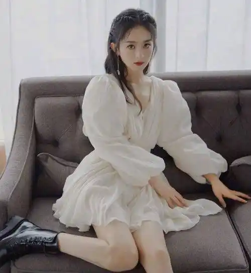 赵丽颖身穿泡泡袖白纱裙出席活动,搭配波浪编发和小皮靴,又仙又酷