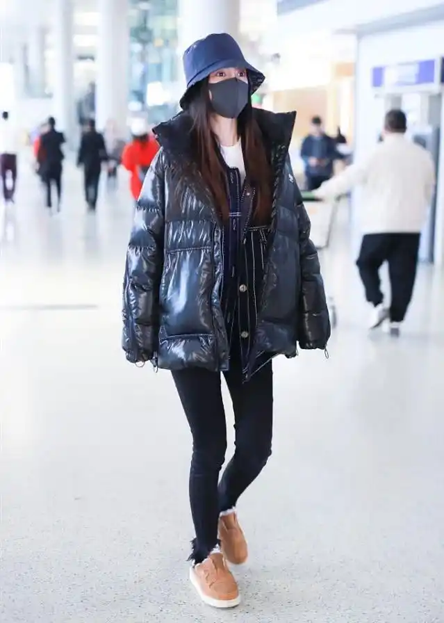 迷之时尚baby现身机场穿拖鞋露着白袜子显得腿特别短
