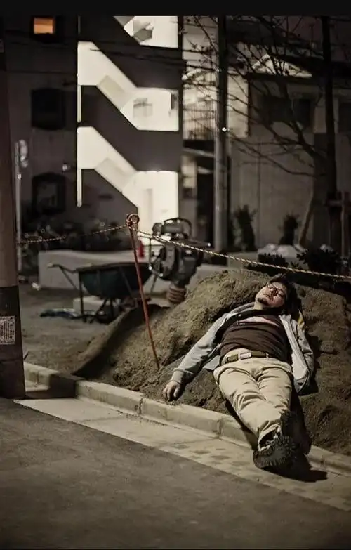 实拍日本喝醉的人,街头乱睡,丑态百出!|聚会|失态|台阶_新浪新闻