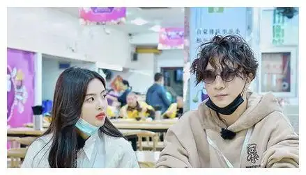 "锦鲤女孩"杨超越:口出狂言逼疯薛之谦,为腾讯哭出百亿流量