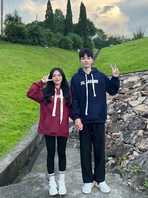 175|150 秋天情侣卫衣这样穿好好看!#情侣 - 抖音