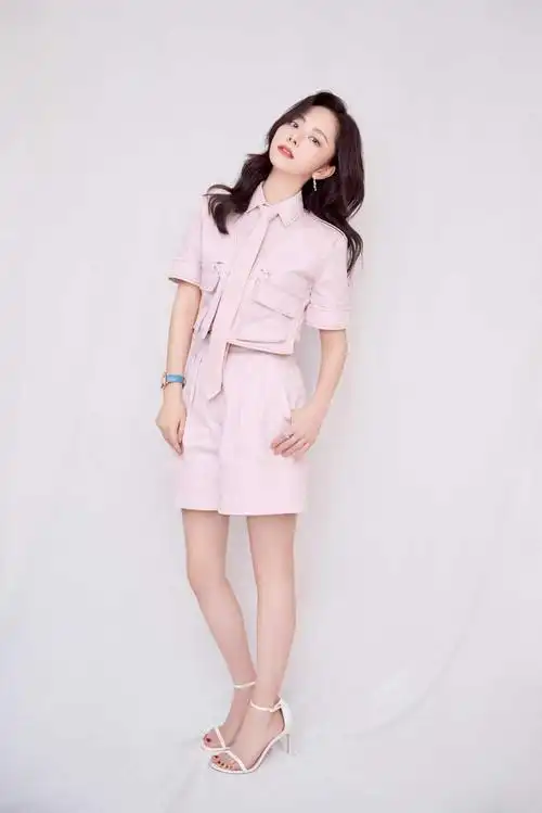 谭松韵个子虽然不高,但衣服品味"出众",穿丝绒连衣裙高贵优雅