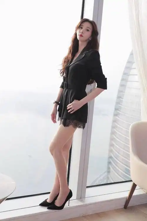 穿斜肩连衣裙的林志玲,居然美得如此惊艳,让45岁的她美出新高度