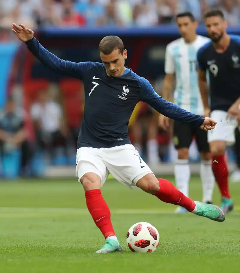 足球——八分之一决赛:法国队格列兹曼首开纪录(8)