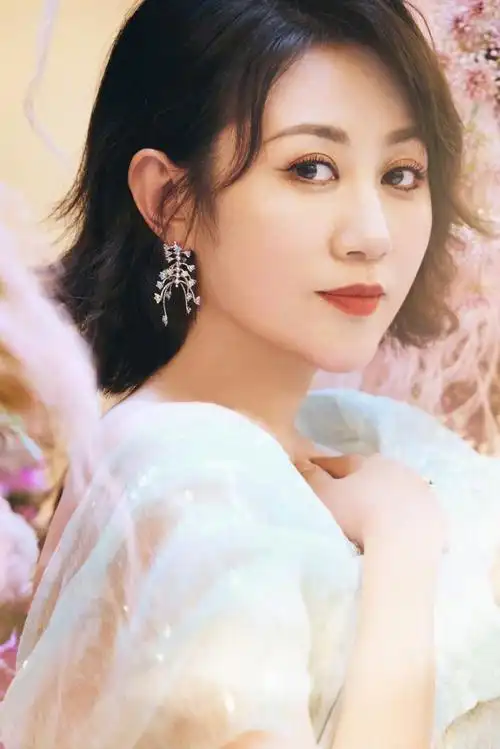 马丽微博晒九宫格美照庆生:祝我们都快乐享受当下,积极拥抱未来-腾讯