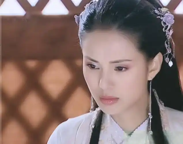 原创57岁李若彤现状穿军大衣农村赶大集买烧饼11年健身不停歇